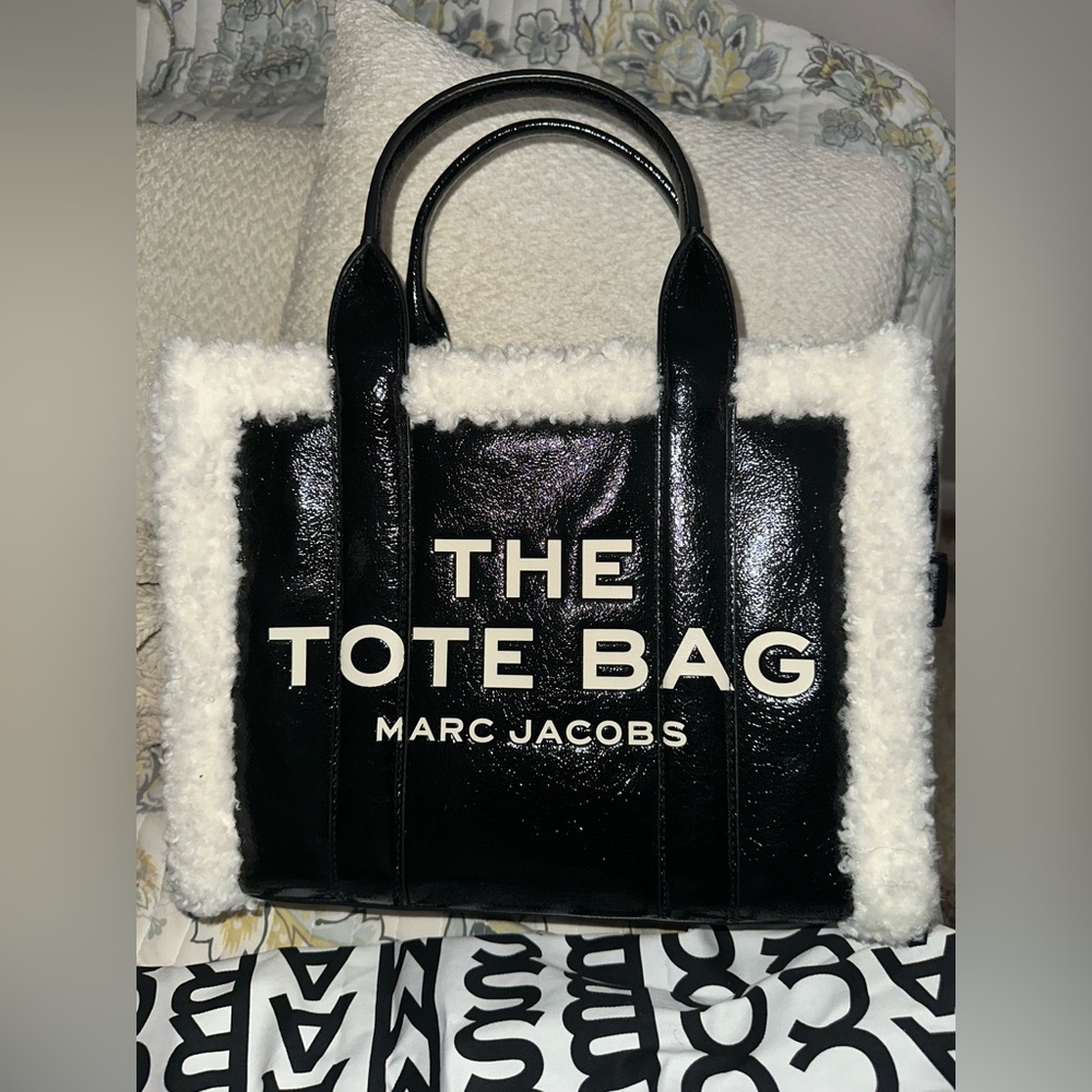 Marc Jacobs The Medium Crinkle Shearling Tote Bag